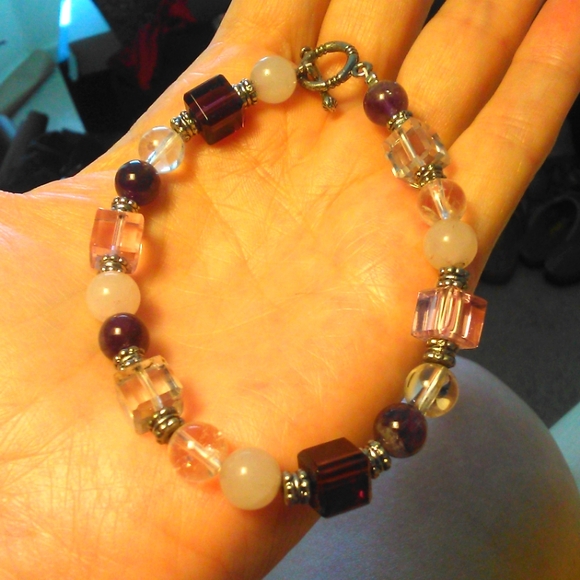 VINTAGE CRYSTAL BEADED BRACELET PURPLES CLEAR PINK & WHITE W/ SILVER BEADS 8 in. - Picture 4 of 4